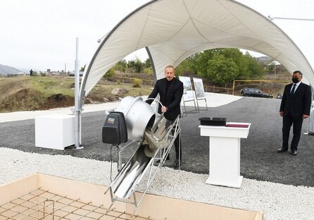 Президент Азербайджана заложил фундамент новой мечети в Гадруте