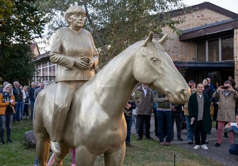 В Германии установили конную статую Ангелы Меркель