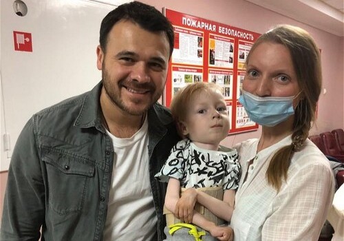 EMIN передал на лечение больного ребенка 1 млн рублей (Фото)