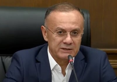 Экс-министру обороны Армении не разрешили покинуть страну