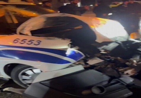 В Баку столкнулись иномарка и полицейский автомобиль, пострадал сотрудник полиции