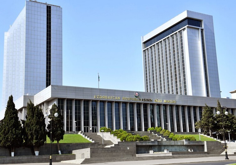 Азербайджанские депутаты будут получать страховые выплаты при травмах