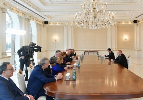 Ильхам Алиев принял представителей Международного центра Низами Гянджеви 
