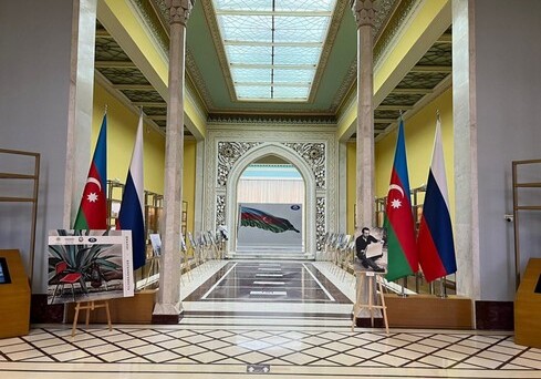 В Москве открылась фотовыставка, посвященная Дню Победы и Дню Государственного флага Азербайджана (Фото)
