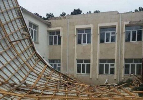 Сильный ветер нанес ущерб 11 школам в Баку