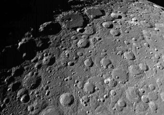 Ученые обнаружили на Луне залежи кислорода, которым можно обеспечить миллиарды людей