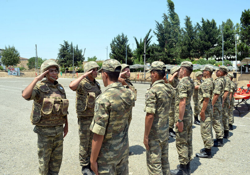 Предлагается выплачивать военнослужащим при уходе в отпуск пособие в размере двухмесячного должностного оклада - В Азербайджане увеличивается число случаев сохранения статуса военнослужащих