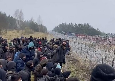 Мигранты встали на колени на границе с Польшей (Видео)