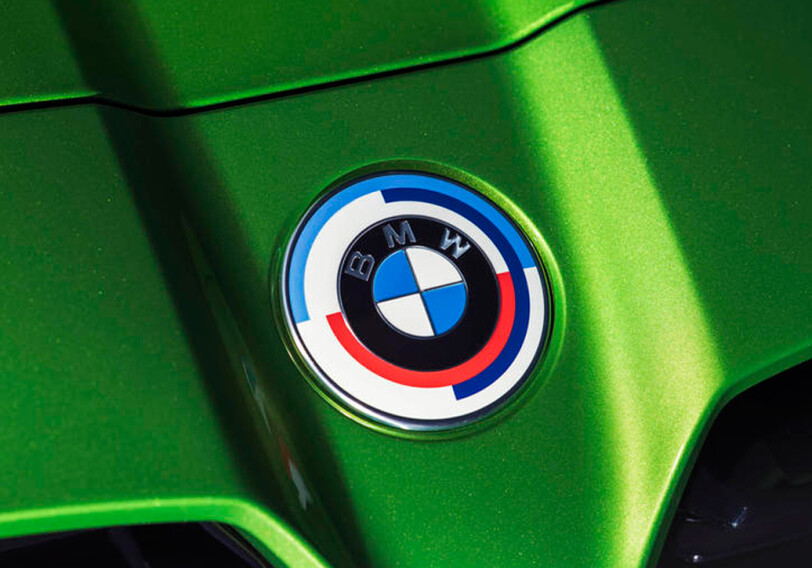 BMW M отмечает 50-летие историческим логотипом и цветами