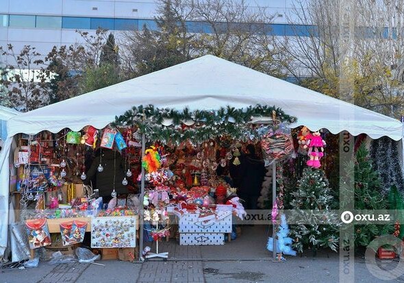 В Баку устанавливаются палатки для предпраздничной торговли (Фото)