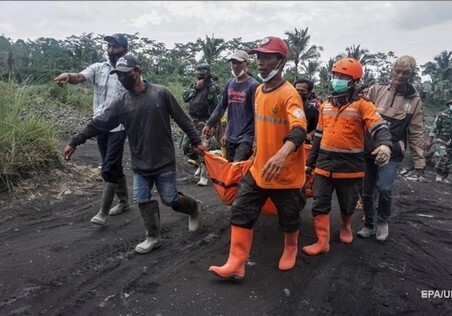 На острове Ява произошло извержение вулкана, погибло не менее 13 человек