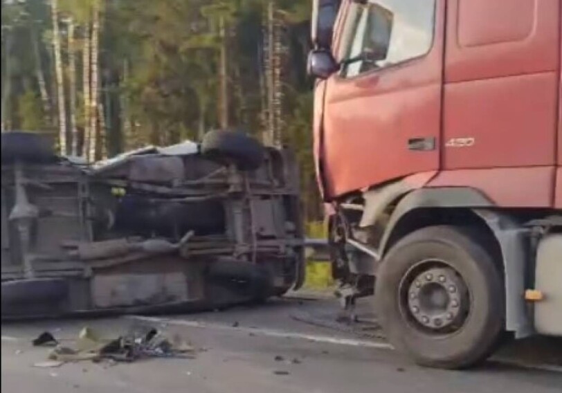 В Баку грузовик столкнулся с двумя легковыми автомобилями, есть погибший