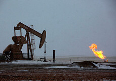 Страны ОПЕК+ договорились добывать больше нефти