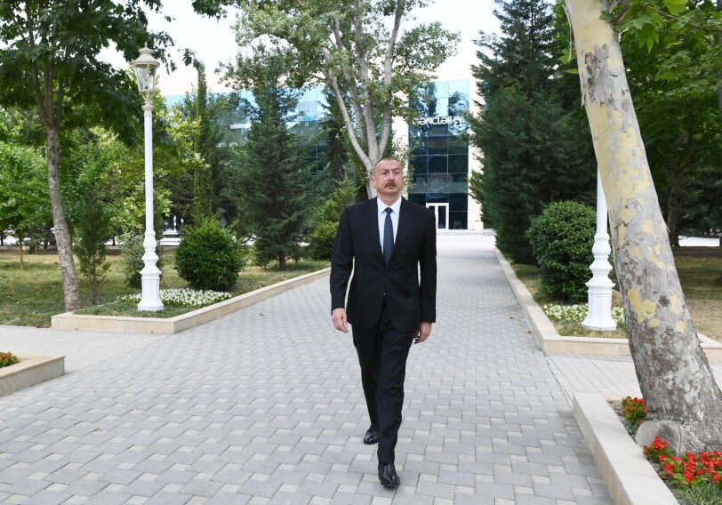 Президент Ильхам Алиев принял участие в открытии в Баку памятника меценату Гаджи Зейналабдину Тагиеву (Фото-Видео-Обновлено)