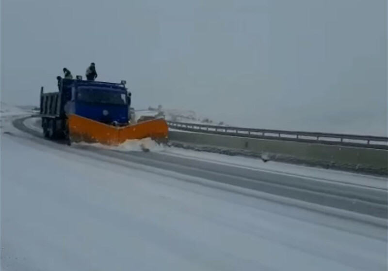 Как борются со снегопадом на дороге Баку-Шамаха-Евлах? (Видео)