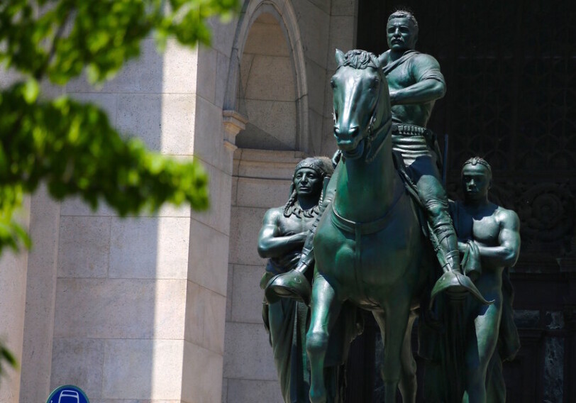 В Нью-Йорке снесли статую Теодора Рузвельта, которая больше 80 лет стояла у Музея естественной истории