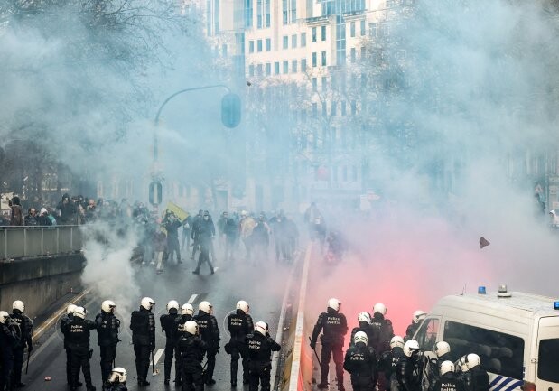 В Брюсселе полиция применила газ на акции против санитарных мер
