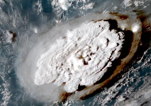 Извержение вулкана у Тонга сравнимо со взрывом сотен атомных бомб – НАСА