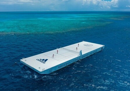 Adidas и Parley for the Oceans создали плавучий теннисный корт на Большом Барьерном рифе (Фото)