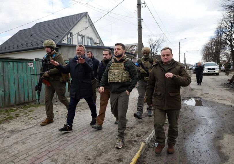 Зеленский посетил Бучу, в которой обнаружены свидетельства массовых убийств мирных жителей (Фото-Видео)
