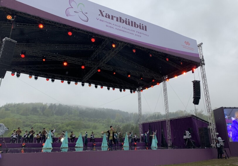 Ильхам Алиев и Мехрибан Алиева приняли участие в открытии V Международного фольклорного фестиваля «Харыбюльбюль» (Фото-Видео-Обновлено)