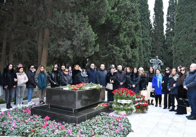 Деятели культуры в 105-й день рождения Гара Гараева посетили его могилу (Фото)