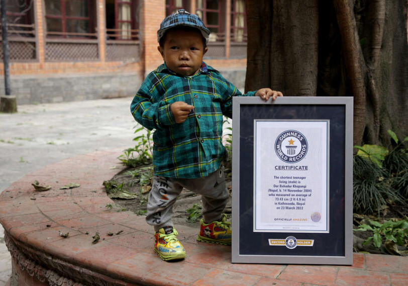Непалец с ростом 73 сантиметра стал самым низким подростком в мире