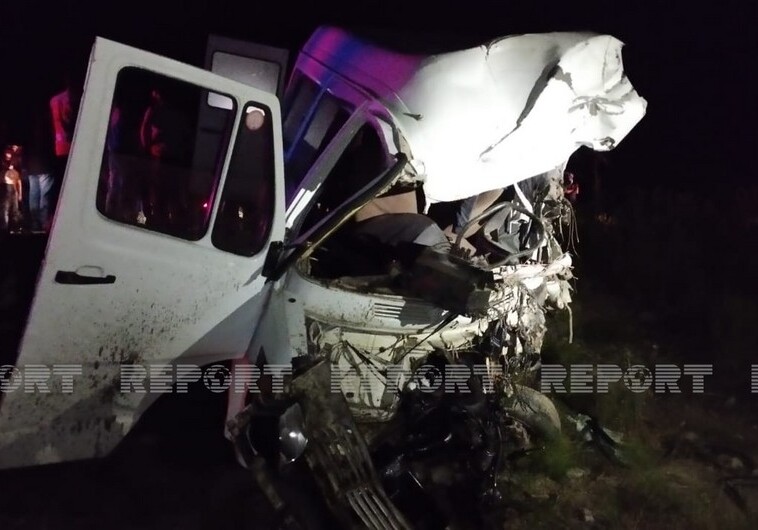 В Кюрдамире грузовик столкнулся с микроавтобусом, есть жертвы (Фото)