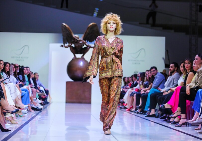 В Центре Гейдара Алиева состоялся показ одежды, созданной по ковровым мотивам (Фото)