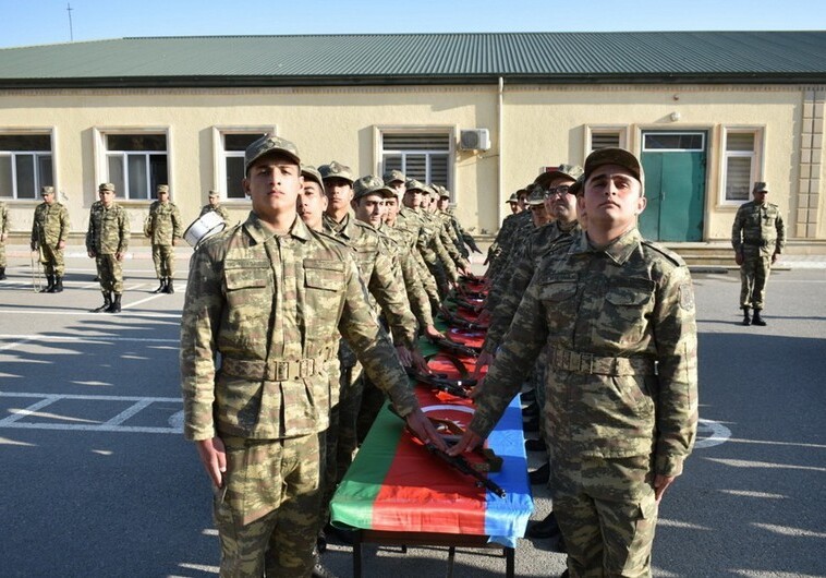 В Азербайджане началась очередная отправка призывников на военную службу