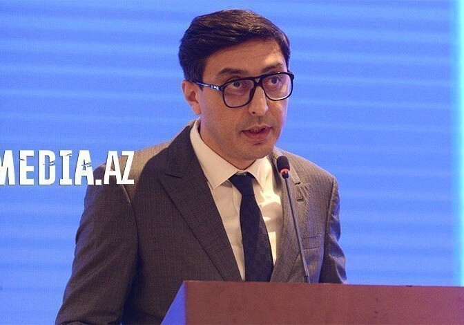 В Азербайджане министр отправился на работу пешком (Видео)
