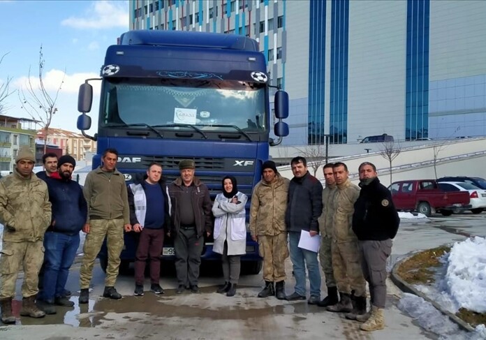 Доброволец из Азербайджана на своем грузовике доставил гумпомощь в Турцию