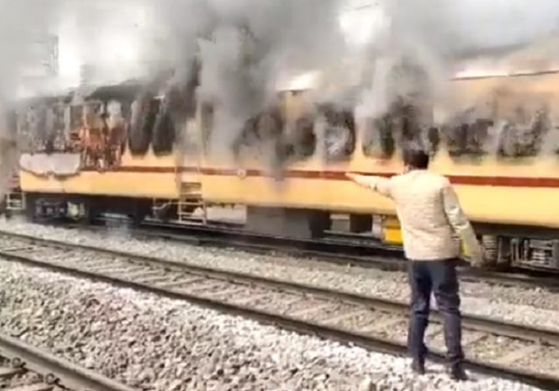Протестующие против военной реформы в Индии cожгли 12 поездов