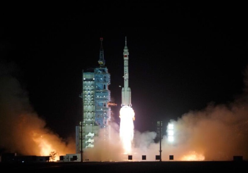 Китай запустил пилотируемый космический корабль с тремя тайконавтами