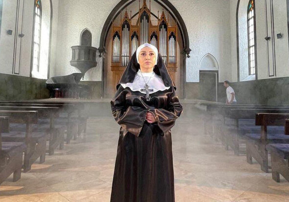 Дамла предстала перед камерой в образе монашки (Фото-Видео-Обновлено)
