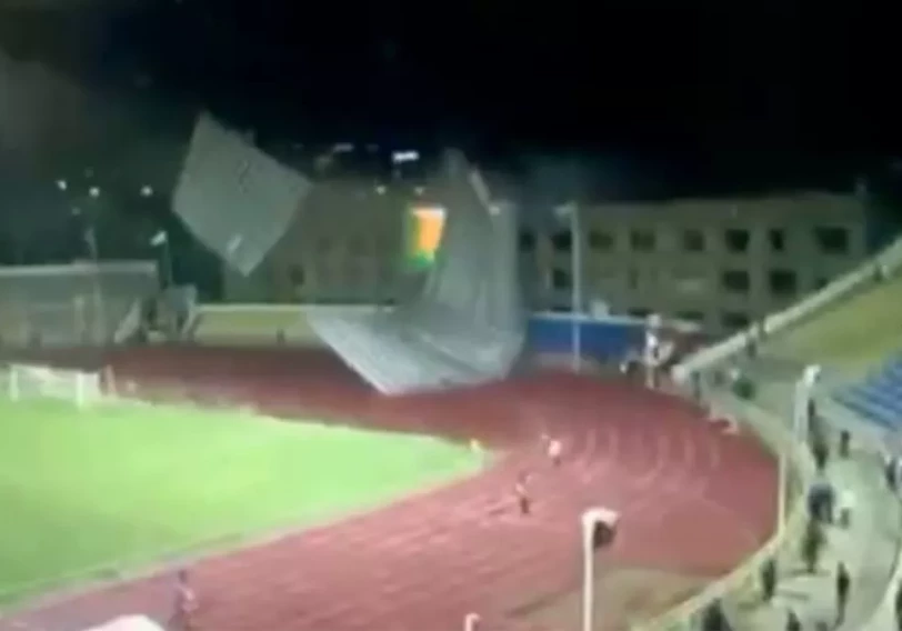 В Казахстане во время футбольного матча на стадион обрушилась крыша