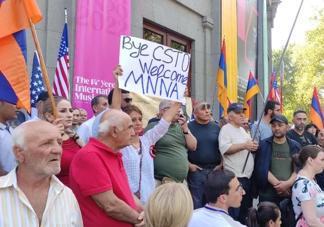 В Армении проходит митинг с требованием выхода из ОДКБ