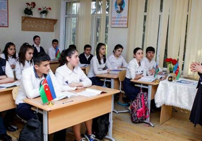 В Азербайджане приостановлен процесс перевода школьников
