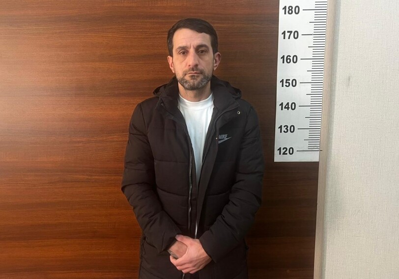 В Баку мужчина с ножом ограбил магазин