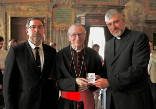 В Ватикане презентовали серебряную монету, посвященную Украине (Фото)