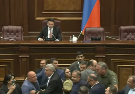 В парламенте Армении случилась потасовка