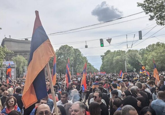Оппозиция начала шествие по центру Еревана