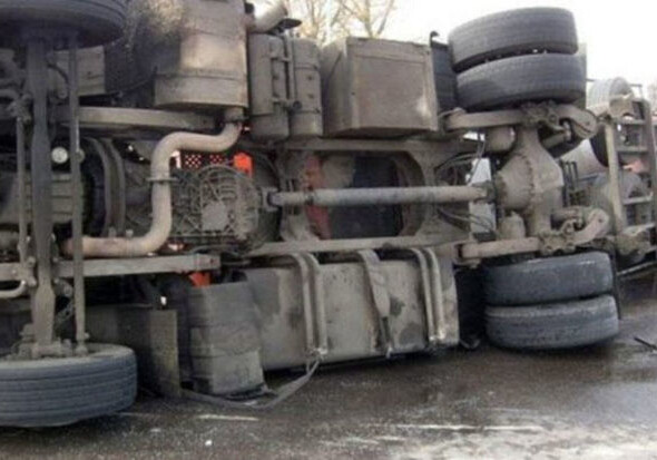 В Баку из-за сильного ветра опрокинулся грузовик, водитель потерял руку