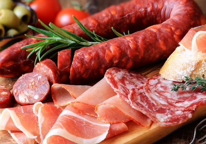 Соленое мясо, особенно сосиски, вызывает колоректальный рак у мышей