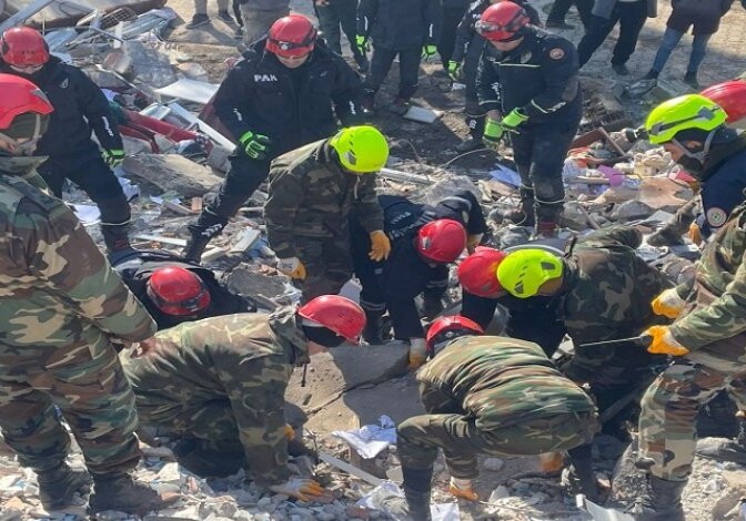 Сотрудники МЧС Азербайджана извлекли из-под завалов в Турции 37 человек