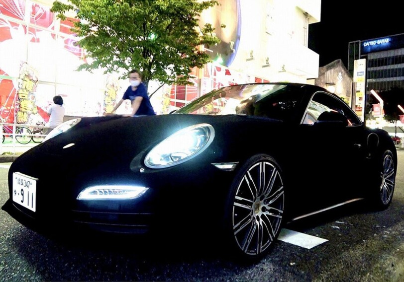 В Японии покрасили Porsche в самую черную краску в мире