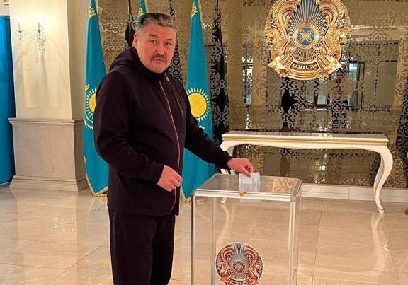 Казахстанцы активно голосуют на выборах на избирательном участке в Азербайджане (Фото)