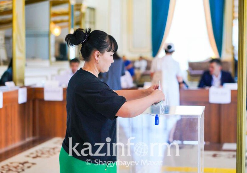 Поправки в конституцию Казахстана поддержало большинство избирателей