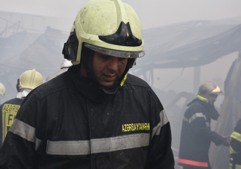 Пожар в бакинском цехе - Пожарники справились (Видео)