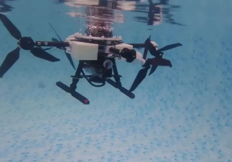 Создан дрон, который может летать и плыть (Видео)